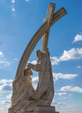 Birinci Macar Kralı Stephen 'ın Papalık elçisi Esztergom, Macaristan' ın Taç Giyme Töreni anıtının dikey çekimi.