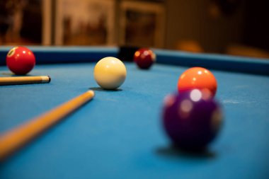 Bilardo, bilardo, bilardo masası, bilardo topu, çizgili top, bilardo sopası, siyah bilardo topu.