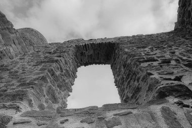 Almanya 'daki Monreal harabe kalesinin gri ölçekli alçak açılı bir görüntüsü.