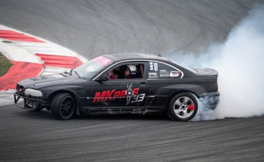 E46 yarış pistinde sürükleniyor