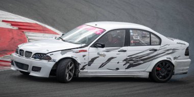 E46 yarış pistinde sürükleniyor