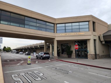 İlkbaharda Reno Havalimanı 'nda asfalt ve yol kenarında dur tabelası olan güzel bir kare.