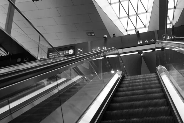 Avusturya, Viyana 'daki ana tren istasyonundaki tren istasyonuna yürüyen merdiven görüntüsü.