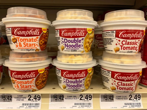 Eine Nahaufnahme Von Campbell Suppenschale Produkte Verschiedenen Geschmacksrichtungen Mit Preisschildern — Stockfoto