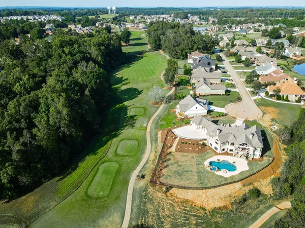 Drone Uitzicht Bomen Grasvelden Golfvilla Een Golfbaan Een Zonnige Dag — Stockfoto