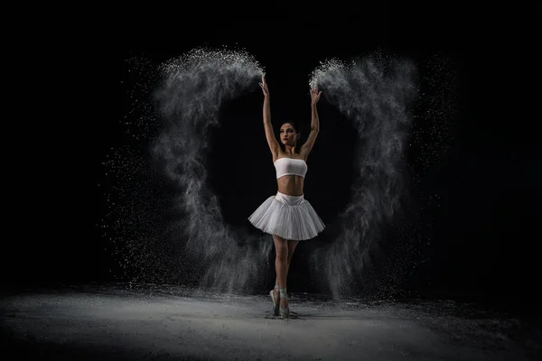 Una Impresionante Foto Una Bailarina Vestida Blanco Bailando Oscuro Estudio —  Fotos de Stock