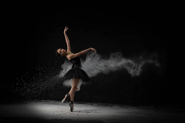 Una Emotiva Bailarina Ballet Del Sudeste Asiático Vestido Negro Con —  Fotos de Stock