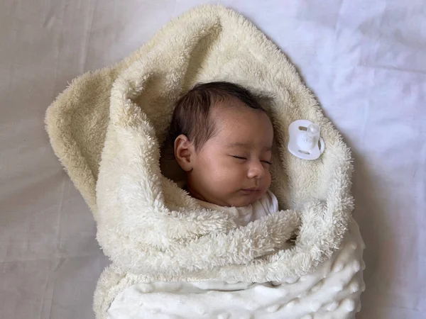Süßes Friedliches Baby Das Auf Einem Weißen Bettlaken Liegt Genießt — Stockfoto