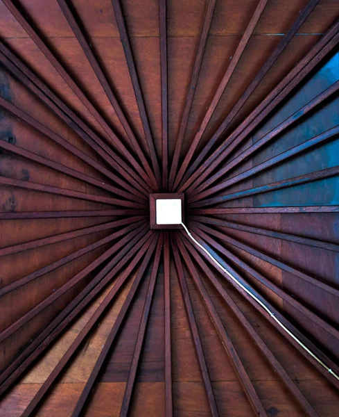 高ドームの装飾された茶色の金属板の低角度ショットパターン — ストック写真