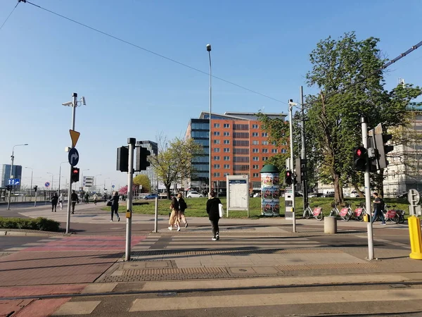 Caddeden geçen zebraların yakınındaki bir kırmızı ışıkta geçen insanların yakınlaşması