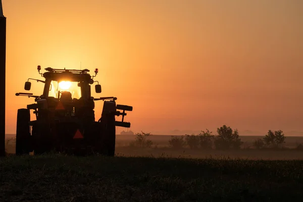 Tractor Campo Durante Una Puesta Sol Escénica — Foto de Stock