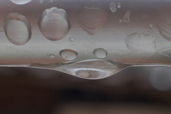 水滴在金属表面上的宏观水滴 — 图库照片