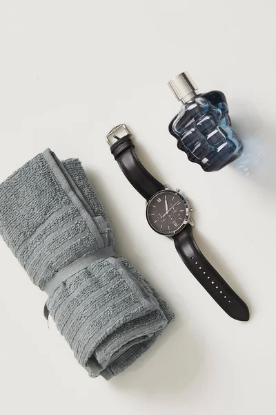 Eine Vertikale Draufsicht Auf Ein Männliches Handtuch Uhr Und Parfüm — Stockfoto