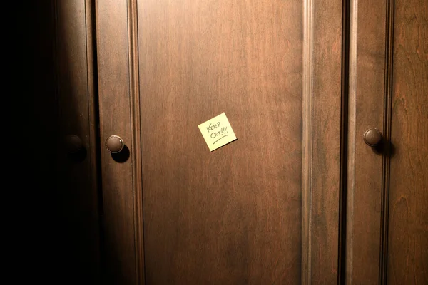 木製のドアのクローズアップショットには メモを残す — ストック写真