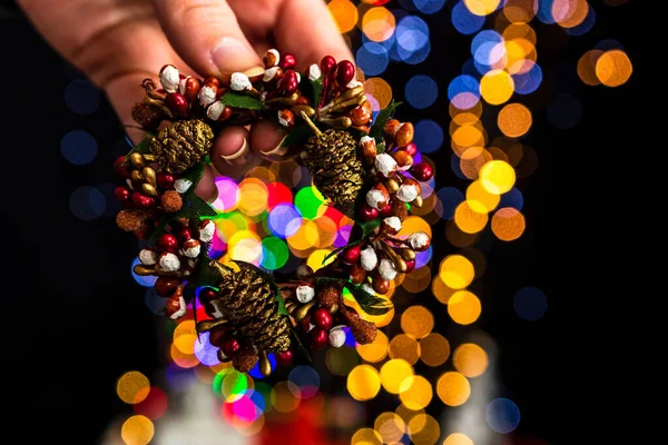 Měkké Zaměření Malé Vánoční Věnec Ornament Proti Bokeh Světla Pozadí — Stock fotografie