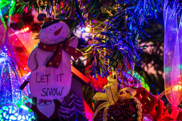 Detailní Záběr Osvětleného Vánočního Stromečku Věšáky — Stock fotografie