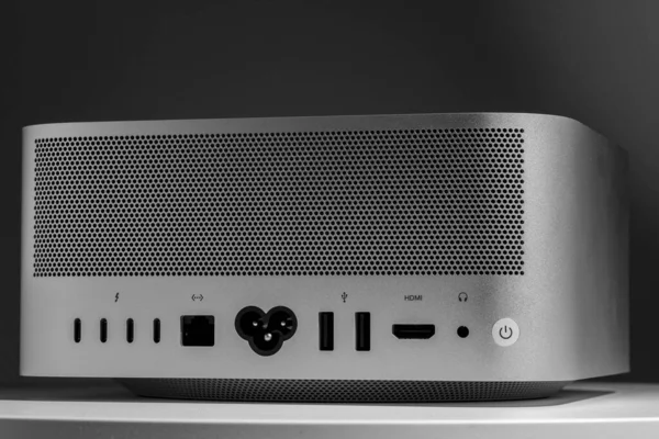 Geniş havalandırma şebekesi alçak tuş modern yeni masaüstü bilgisayar sisteminin yaşamı