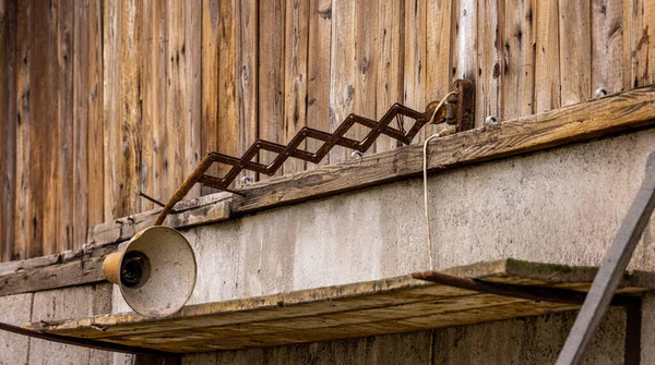 壁に壊れた老朽化した屋外ランタンのクローズアップショット — ストック写真