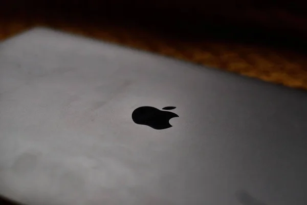 Een Close Shot Van Een Grijze Apple Macbook Laptop — Stockfoto