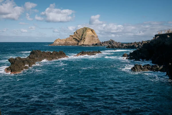 Una Hermosa Vista Del Mar Ondulado Enormes Rocas Desde Piscina — Foto de Stock