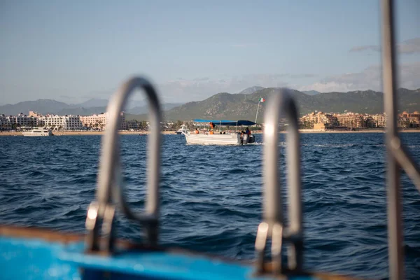 Die Handläufe Pool Vor Dem Hintergrund Eines Bootes Meer Cabo — Stockfoto