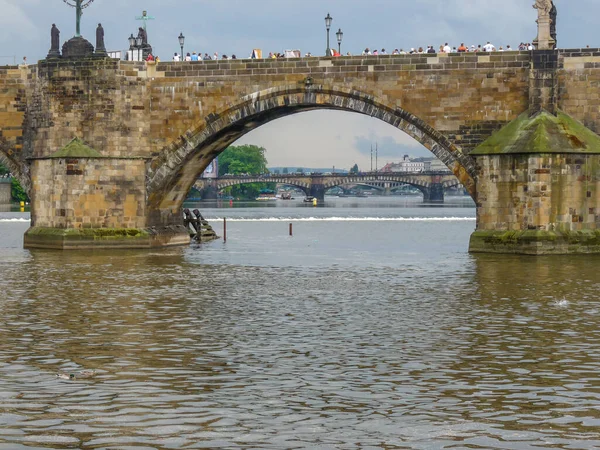 Uma Vista Panorâmica Uma Ponte Antiga Praga República Checa Fundo — Fotografia de Stock