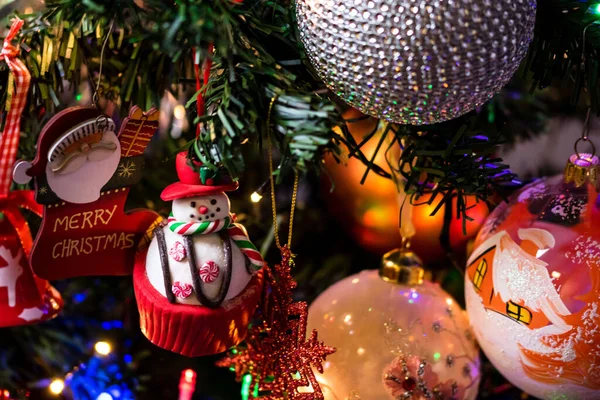 Close Enfeites Natal Coloridos Brilhantes Pendurados Uma Árvore — Fotografia de Stock