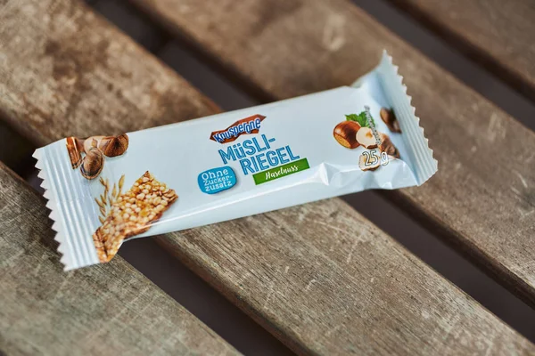 Primer Plano Una Marca Alemana Knusperone Nuez Bar Con Miel — Foto de Stock