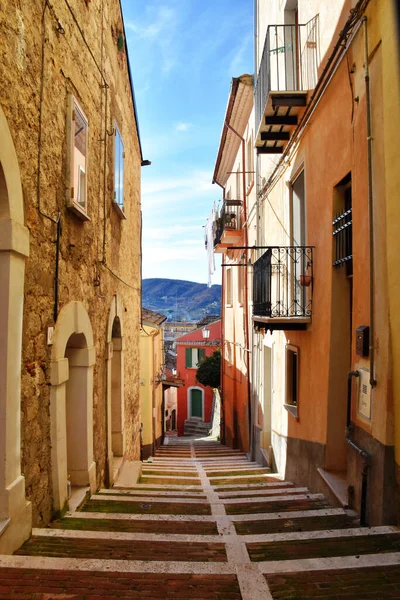 イタリア カンポバッソのカラフルな住宅街の中の狭い通りの垂直ショット — ストック写真