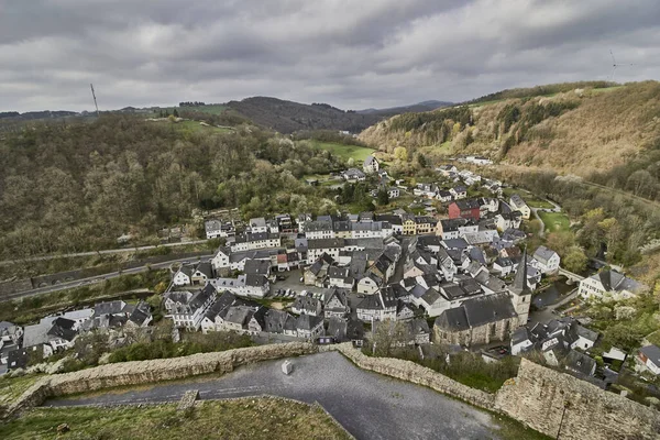 Almanya Eifel Bölgesindeki Monreal Deki Lowenburg Hava Görüntüsü — Stok fotoğraf