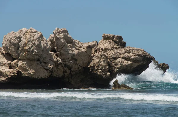 Primer Plano Las Olas Chocando Contra Una Gran Roca Labadie —  Fotos de Stock