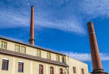 Mavi gökyüzündeki sanayi ve baca kulesi