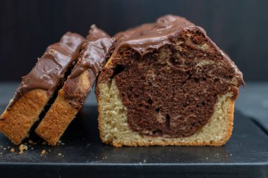 Geleneksel ev yapımı mermer kekin yakın çekimi.