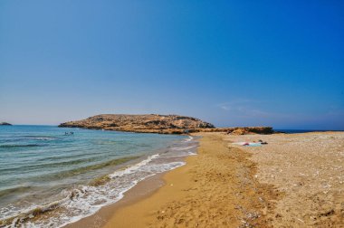 Hayır, Yunanistan. 21 Eylül 2010: Yunanistan 'ın Ios adasındaki güzel Koumbara plajı, temiz su ve ince kumla