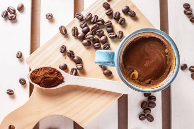 Amerikano manzarası ve tahtanın üzerinde kahve çekirdekleri.