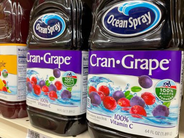 Grovetown, Ga USA - 05 01 22: Perakende mağazası rafı Ocean Spray cran üzümü