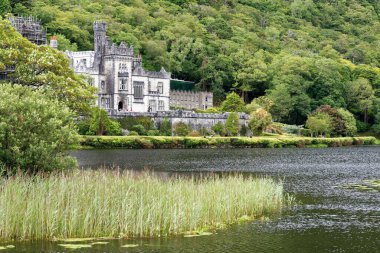 Kylemore Abbey & Victorian Walled Garden 'ın gölü ile güzel bir görüntüsü