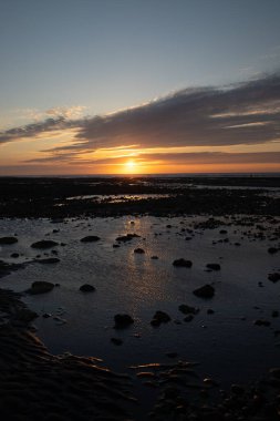 Tayvan 'daki Caota kumul plajında gün batımının dikey görüntüsü.