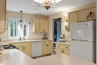 Ahşaptan yapılmış modern tasarım mutfağının iç görünüşü.