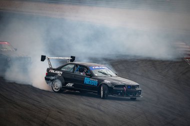 Navarra pistinde sürüklenen Bmw E36