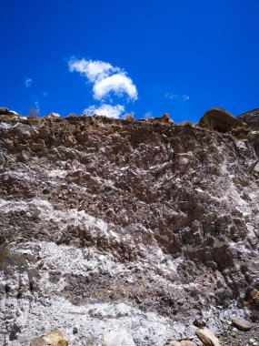 Mavi arkaplanı olan kayalık bir dağın güzel manzarası