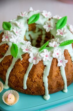 Ev yapımı şık Paskalya bademli keki.