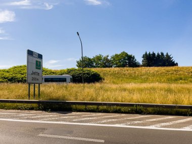 Belçika 'nın kırsal kesiminde araba penceresi manzarası