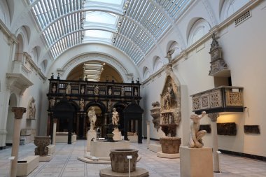 Victoria ve Albert Müzesi 'nde sergilenen beyaz heykeller