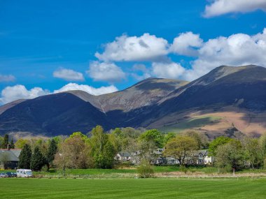 İngiltere, Lake District 'te güneşli bir bahar gününde Skiddaw Dağı