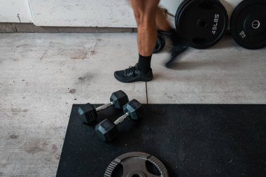 Beyaz bir adamın spor salonunu gezerken çekilmiş yakın plan fotoğrafı.