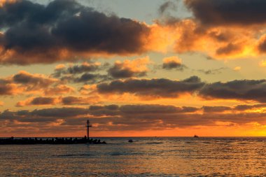 Litvanya 'nın Klaipeda limanındaki renkli bulutlu günbatımı manzarası