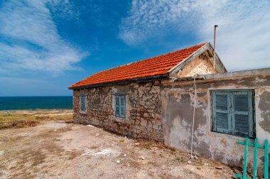 Kıbrıs 'taki Paphos Arkeoloji Parkı' ndaki eski bir evin güzel manzarası