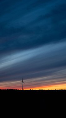 Bulutlu bir gün batımında bir Landmill