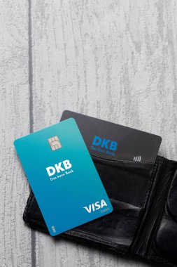 Oldenburg, Almanya, 30 Nisan 2022, yeni banka kartı ve eski Deutsche Kreditbank dkb kredi kartı (bankanın adı) siyah bir cüzdanda beyaz bir W üzerinde vizeyle